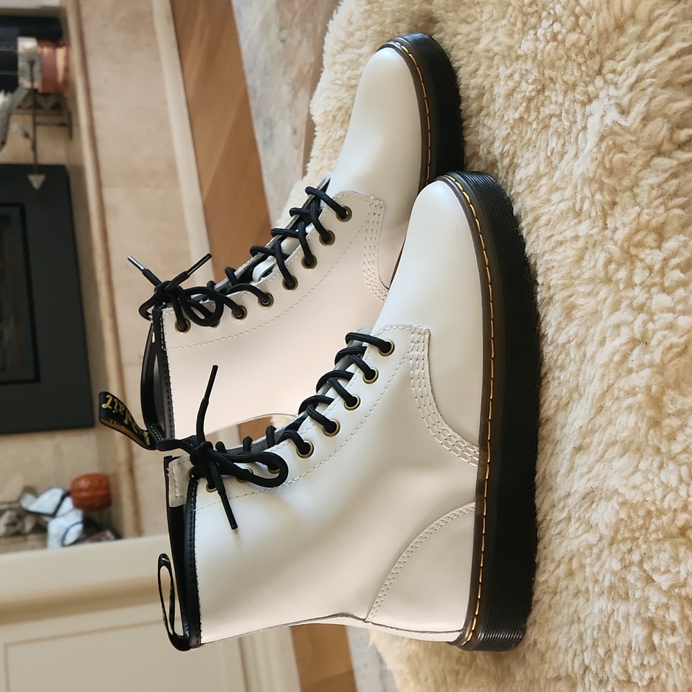NWOT Dr. Martens Zavala Air Wair White Leather Combat Boots Size 8 🤍🖤